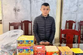 Dùng mạng xã hội mua 20 kg pháo nổ mang về bán Tết