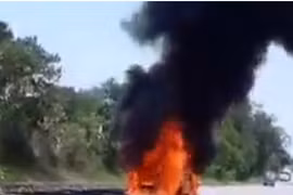 Xe Santafe bất ngờ bốc cháy ngùn ngụt, tài xế bị bỏng nặng