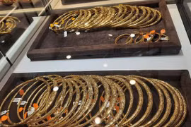 Giá vàng hôm nay 30/12: Bật tăng, chứng khoán Mỹ “đỏ” sàn