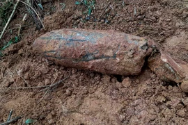 Bom nặng hơn 300 kg lộ thiên sau vụ sạt lở
