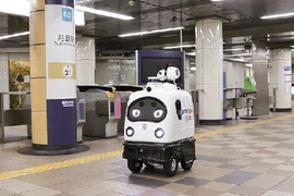 Robot phun thuốc khử trùng được thử nghiệm tại ga tàu điện ngầm Tokyo