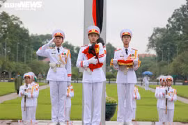 Ảnh: Lễ treo cờ rủ Quốc tang nguyên Tổng Bí thư Lê Khả Phiêu