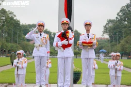 Ảnh: Lễ treo cờ rủ Quốc tang nguyên Tổng Bí thư Lê Khả Phiêu