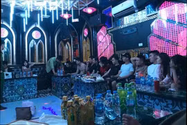 Công an đột kích quán karaoke, 13 đối tượng vẫn quay cuồng “bay lắc“