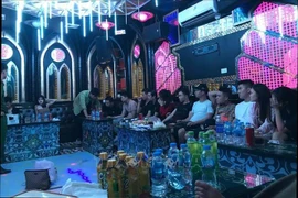 Công an đột kích quán karaoke, 13 đối tượng vẫn quay cuồng “bay lắc“