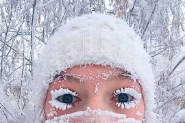 Học sinh tại ngôi làng “siêu lạnh” chỉ nghỉ học khi... mực đóng băng