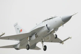 Tiêm kích JF-17 Trung Quốc sản xuất đối đầu Su-30 Nga: Bên nào sẽ thắng?