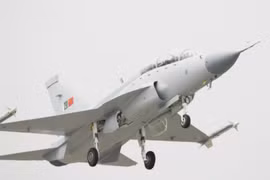 Tiêm kích JF-17 Trung Quốc sản xuất đối đầu Su-30 Nga: Bên nào sẽ thắng?