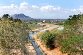 Dự báo thời tiết: Bắc Bộ mưa rào và dông, Trung Bộ nắng nóng