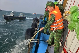 Bộ đội Biên phòng giải cứu 13 ngư dân gặp nạn trên biển Cô Tô