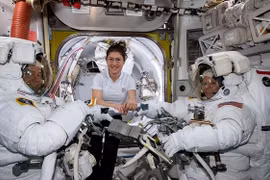 Vì sao nữ phi hành gia phải uống thuốc tránh thai? Lý do quá bất ngờ!