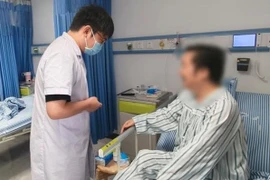 Mê ăn cua sống, người đàn ông choáng váng khi thấy thứ này trong người 