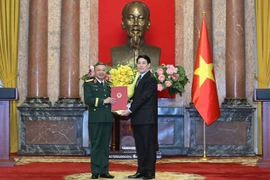 Phó chủ nhiệm Tổng cục Chính trị Lê Quang Minh được thăng quân hàm Thượng tướng