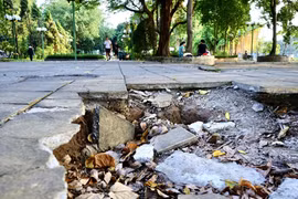 Công viên Nghĩa Đô, Cầu Giấy nhếch nhác, bốc mùi