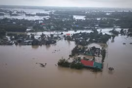 Sông Trà Câu vượt báo động 3, người dân chạy lũ 