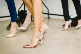 "Nghiện" đi giày cao gót, coi chừng hại thận