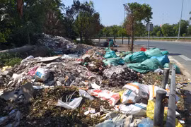 Rác và phế thải xây dựng ngập vỉa hè, tràn đường