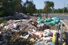 Rác và phế thải xây dựng ngập vỉa hè, tràn đường