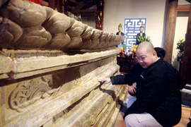 Bệ đá hoa sen 800 tuổi của chùa Phổ Quang 