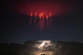 Hiện tượng siêu sét đẹp choáng váng như phim viễn tưởng