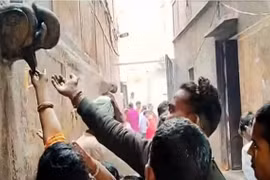 Chen lấn xếp hàng uống nước thánh, tá hỏa khi biết sự thật phũ phàng