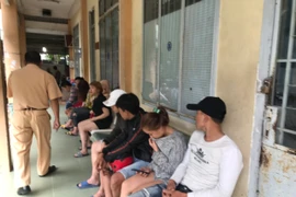 Bị CSGT truy đuổi vì nẹt pô đua xe trái phép, nhóm thanh niên nam nữ lao xe xuống kênh