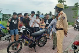 3 CSGT truy đuổi nhóm 30 thanh thiếu niên nẹt phô đua xe náo loạn đường phố