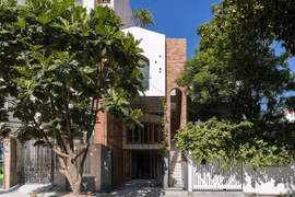 Độc đáo nhà ống 3 tầng tường gạch không trát