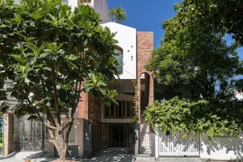 Độc đáo nhà ống 3 tầng tường gạch không trát