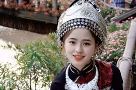 Nhan sắc trong veo của cô bé bán lê Hà Giang