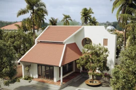 Nhà mái dốc truyền thống ở Hà Nội quanh năm mát mẻ với vườn cây 