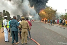 Hôi dầu ở xe bồn tai nạn, gần 60 người chết thảm