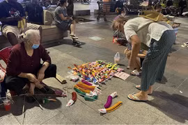 Ra phố đi bộ Nguyễn Huệ tìm tuổi thơ với sâu bọ, cào cào