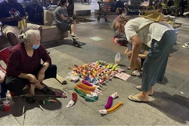 Ra phố đi bộ Nguyễn Huệ tìm tuổi thơ với sâu bọ, cào cào