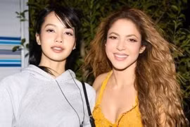 Lisa (BlackPink) kém sắc, sao nữ gốc Việt diện váy lưới ở Coachella