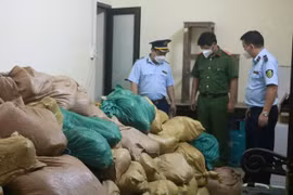 "Tóm gọn" hàng ngàn kilogram chân gà, thịt bò, nầm lợn bốc mùi 