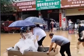 Chú rể phải dùng thuyền đón dâu vì đường ngập nước