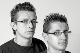 Cặp song trùng không chỉ trông giống nhau, hành xử cũng tương đồng