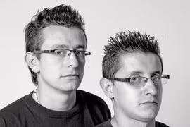 Cặp song trùng không chỉ trông giống nhau, hành xử cũng tương đồng