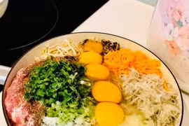 Thả vài lát củ này vào chảo, nem rán vàng rộm, giòn tan