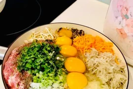 Thả vài lát củ này vào chảo, nem rán vàng rộm, giòn tan