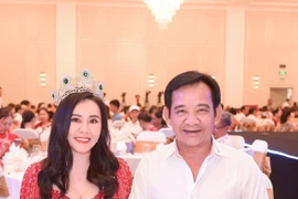 Nghệ sĩ Quang Tèo thân thiết với Hoa hậu Phan Kim Oanh khiến dân mạng thắc mắc