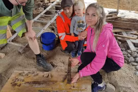 Đào bới sân nhà, lộ ra mộ cổ 1.100 năm đầy kho báu 