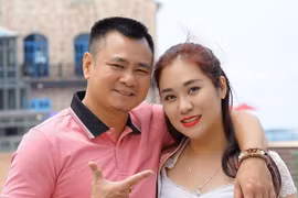 Khoảnh khắc hạnh phúc của NSND Tự Long bên vợ xinh đẹp