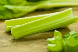 Tại sao không nên ăn lá cần tây? 