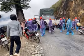 Nhóm phượt thủ chặn xe tải rồi hành hung tài xế gây bức xúc