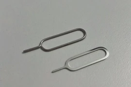 Tranh cãi cây lấy sim của Apple có giá gần 100.000 đồng