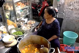 TikToker thổi giá tô bánh canh, chủ quán bật khóc