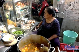 TikToker thổi giá tô bánh canh, chủ quán bật khóc