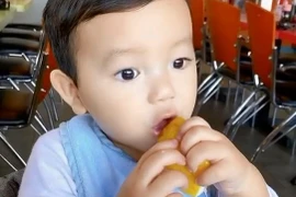 Biểu cảm cực "cute" của con trai Phạm Hương khi ăn chanh